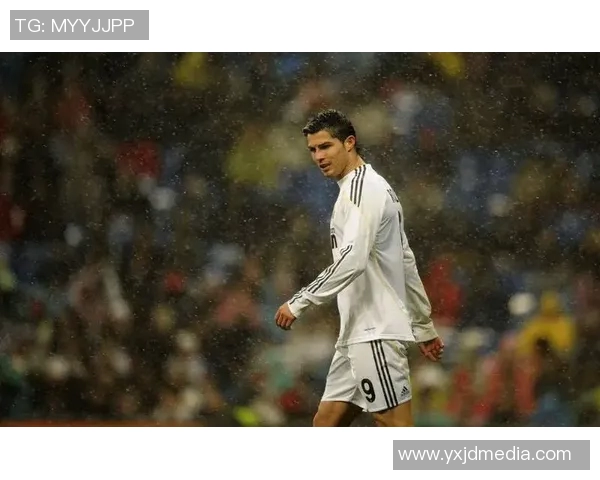 C罗球场英姿壁纸展示 足球巨星风采尽收眼底 C罗球场英姿壁纸展示 足球巨星风采尽收眼底