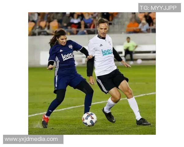 当足球球星上演公主抱瞬间浪漫与力量交织令人心动