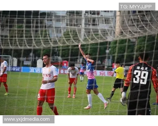 世界级足球球星空降重庆掀起球迷狂欢热潮