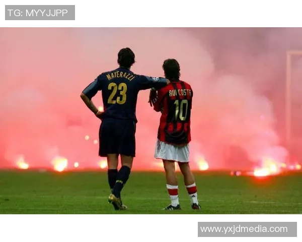 足球球星与爱侣同框甜蜜瞬间展现浪漫情缘与幸福生活