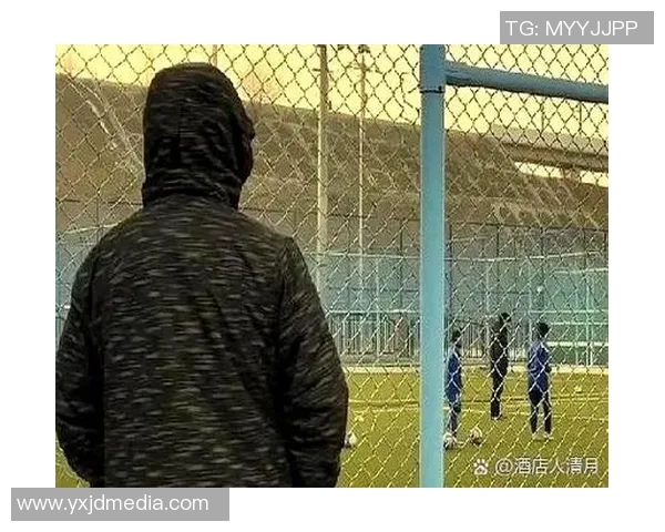 足球球星赛场吐口水事件引发热议，球迷和专家对此纷纷发表看法